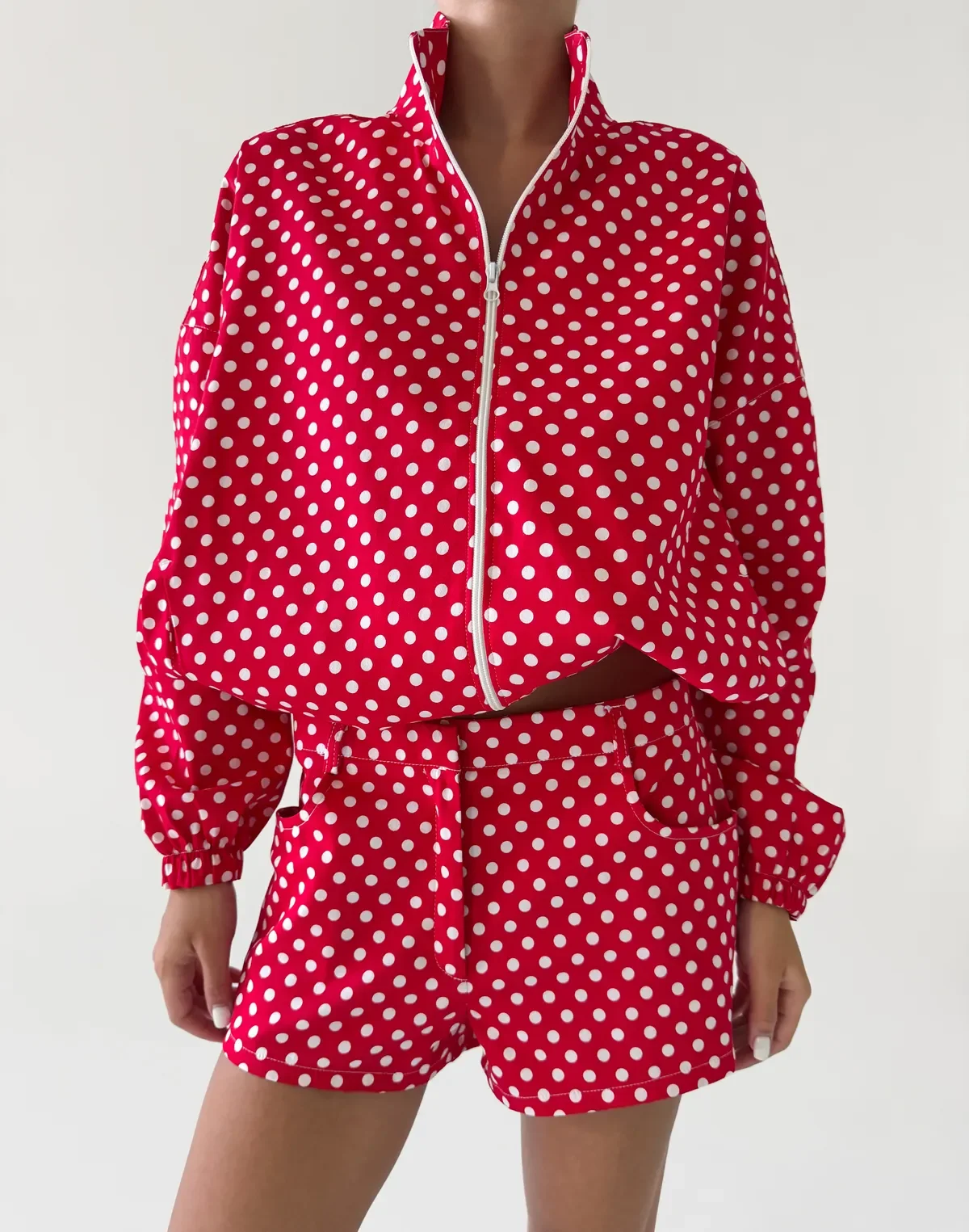 Conjunto de 2 piezas de chándal informal de verano para mujer Laur con estampado de lunares, chaqueta corta con cremallera y pantalones cortos de cintura alta