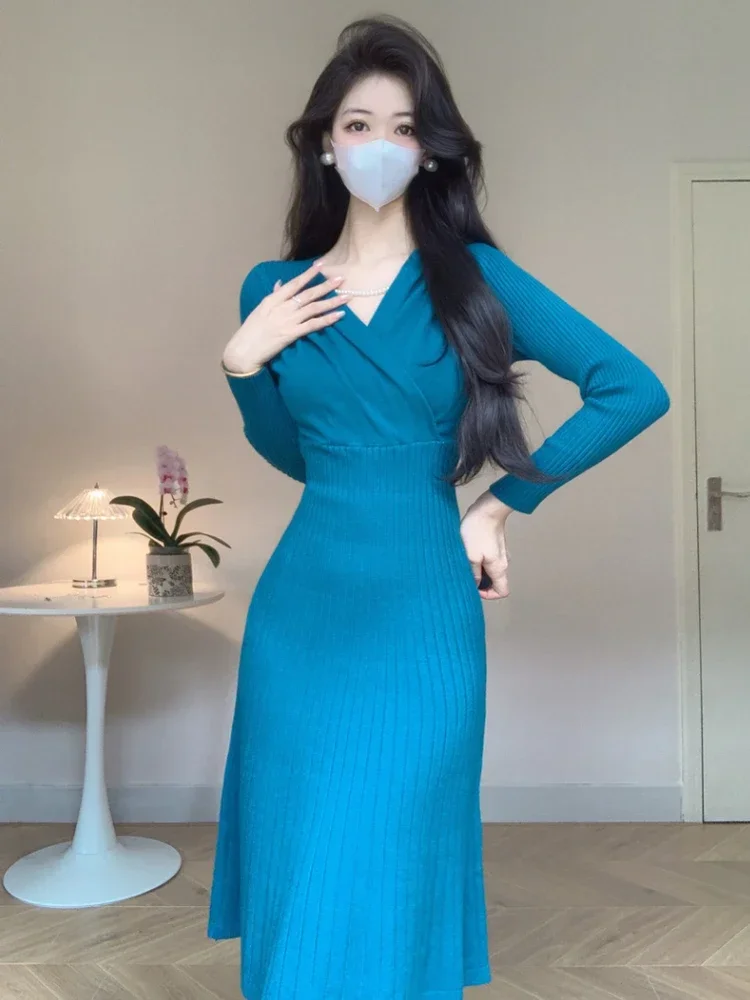 

2024 French Classical Sexy V-neck Pearl Knitted Sweater Dress Women's Autumn and Winter New Style Soft Knitted Midi Dress Women'