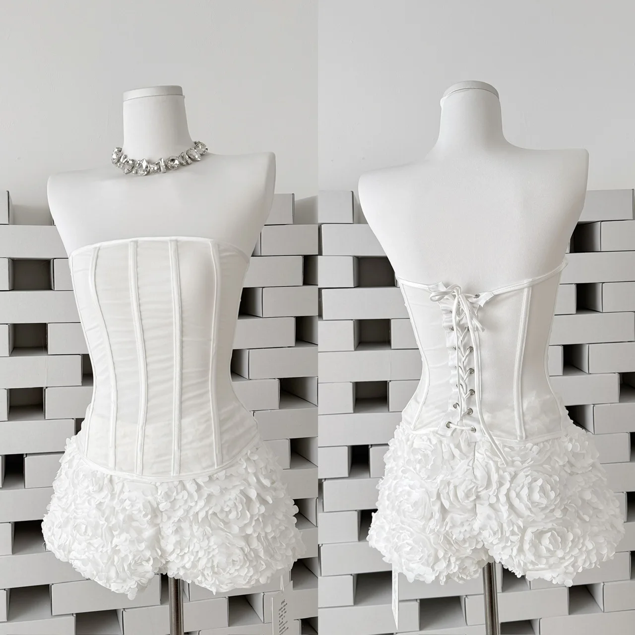 

2026 Women New 3-piece Set Lace Long-sleeved Shawl Tight Fishbone Corset Top 3D Floral Flower Shorts Set Elegant Daily Commuter