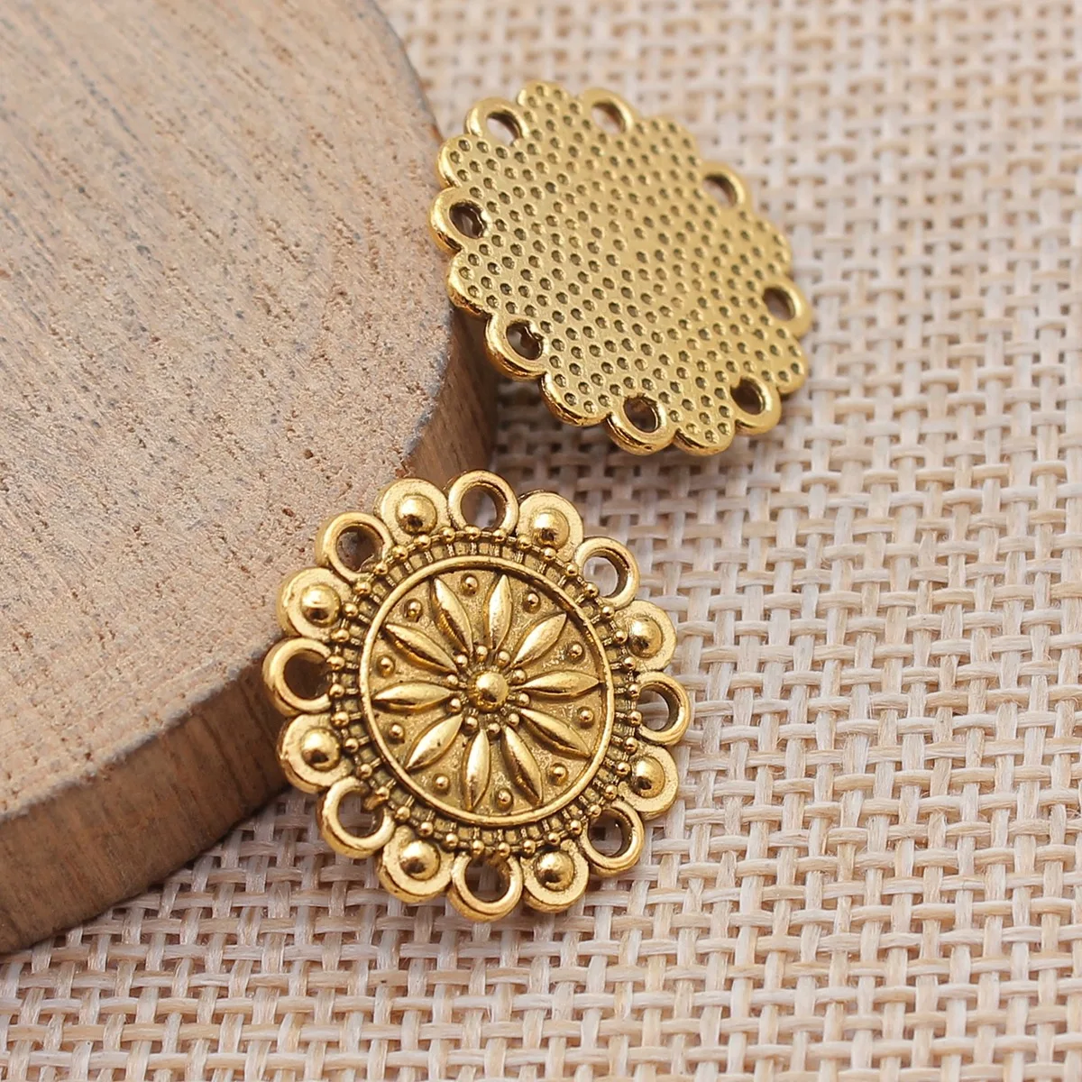 20 Stück 19 x 19 mm (0,75 x 0,75 Zoll), 3 Farben, antike Bronzefarbe, antike Goldfarbe, antike Silberfarbe, hohle Blumenmuster-Anhänger