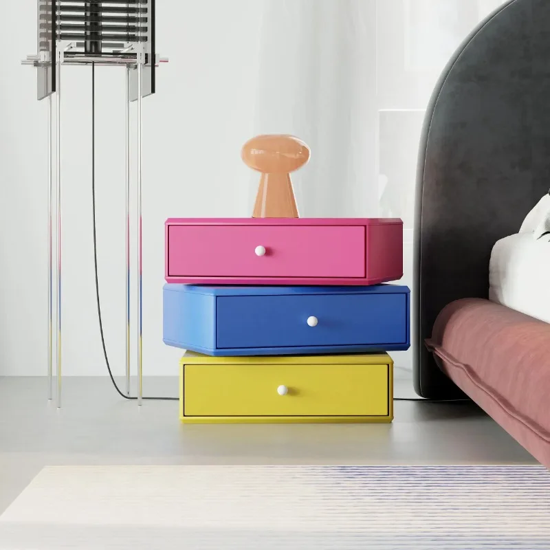 

Нежный дофамин, небольшая сторона, несколько креативных ящиков, прикроватная тумбочка для хранения вещей