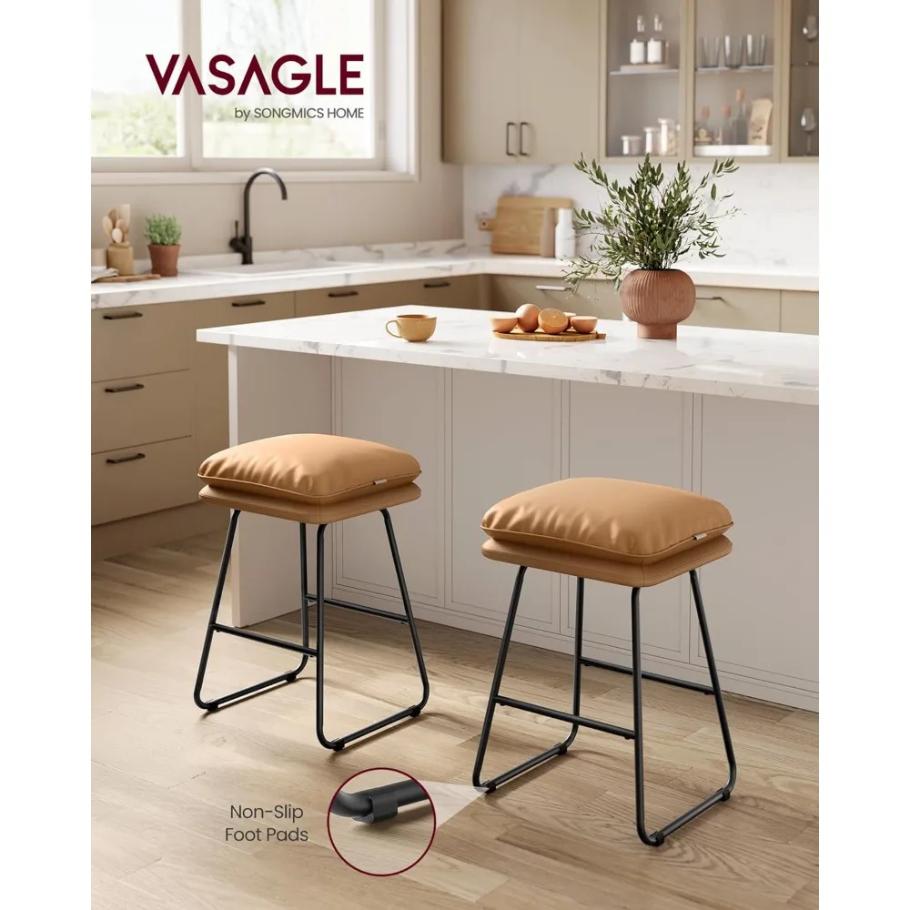 Zestaw 2 skórzanych stołków barowych o wysokości lady z metalowymi nogami i miękką wyściółką zapewniającą komfortowe siedzenie.
