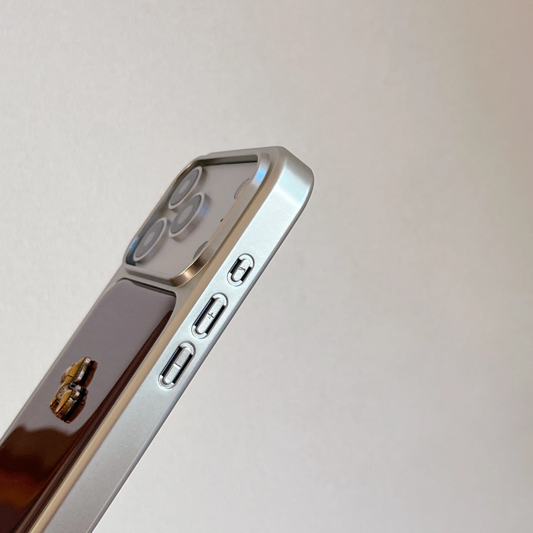 Elegantes, glänzendes 3D-Handyhülle-Design in Burgunderrot mit goldenem Pony-Anhänger für iPhone 18 17 16 15 14 11 12 13 Pro Max Plus Rückseiten-Cover – Detail 4
