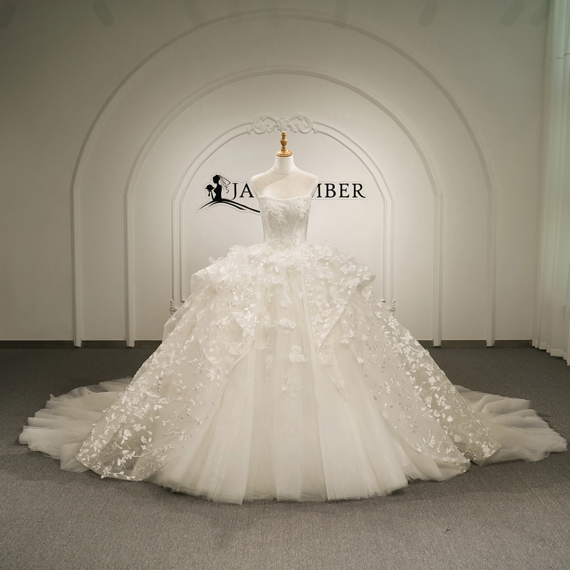 

Gorgeous Ball Gown Wedding Dresses Pearls Sequins Lace Chapel Gown Backless Strapless Customized Lace Up Back Robe De Mariée