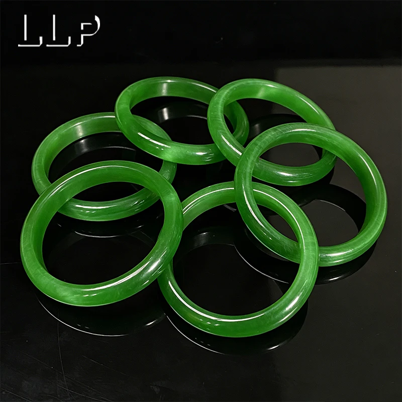 A High Quality Smooth Green Cat's Eye Bracelet Is A Lucky Protective Jewelry Gift With A Chinese Vintage Style