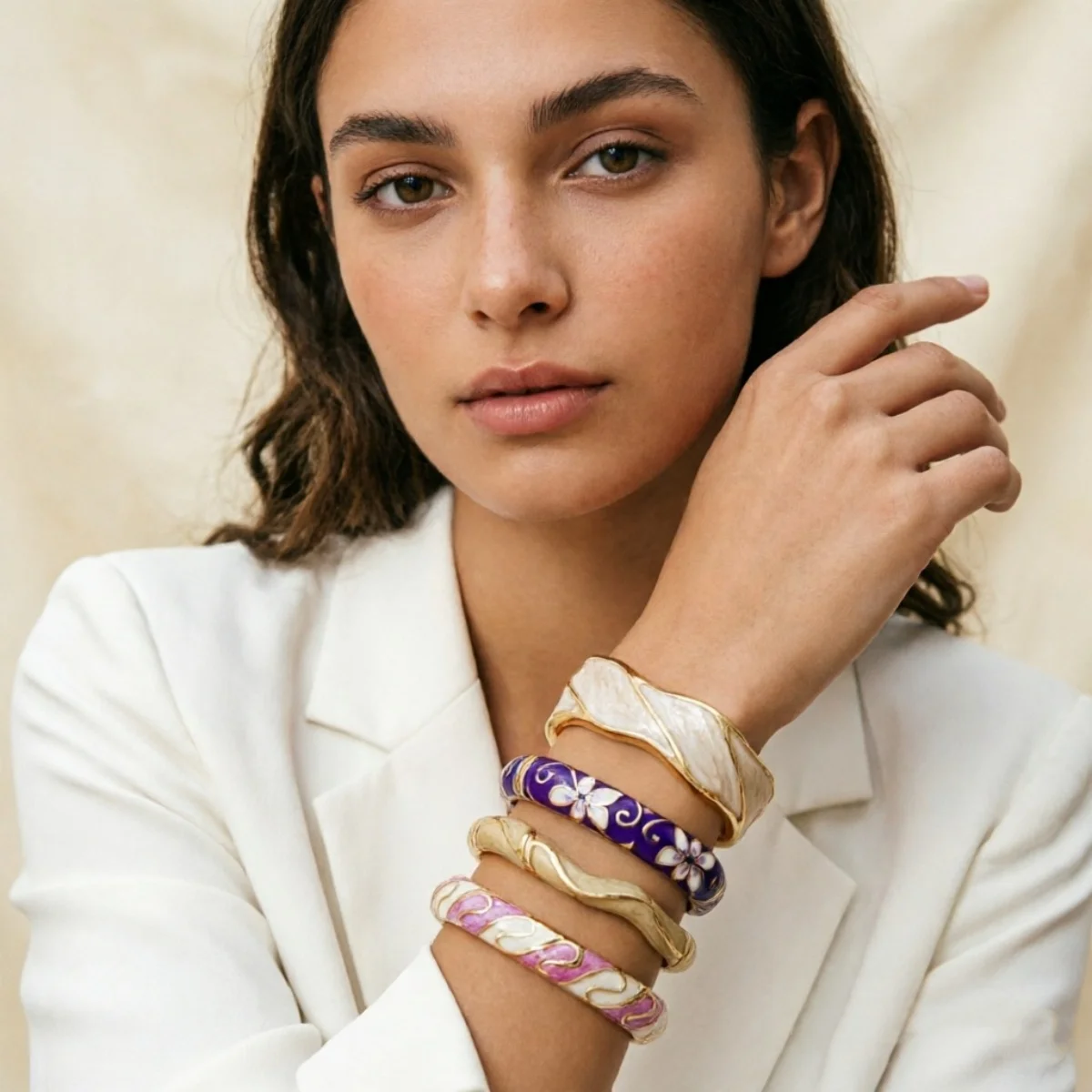 Retro-Ethno-Armband in Lila, Rosa und Weiß mit Emaille-Einsätzen für Damen und Herren, Geometrischer Statement-Armreif mit Blumenmuster – Detail 16