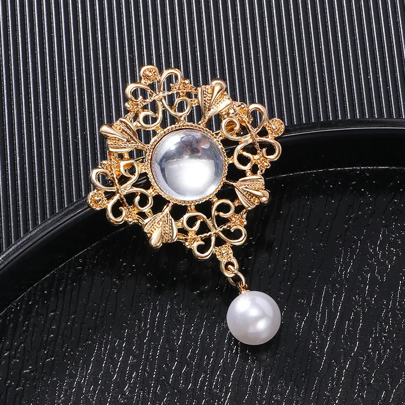 

Vintage Baroque Round Pearl Pendant Brooches For Women Lady Luxury Hollow Metal Flower Crystal Brooch Party Jewelry Accessories