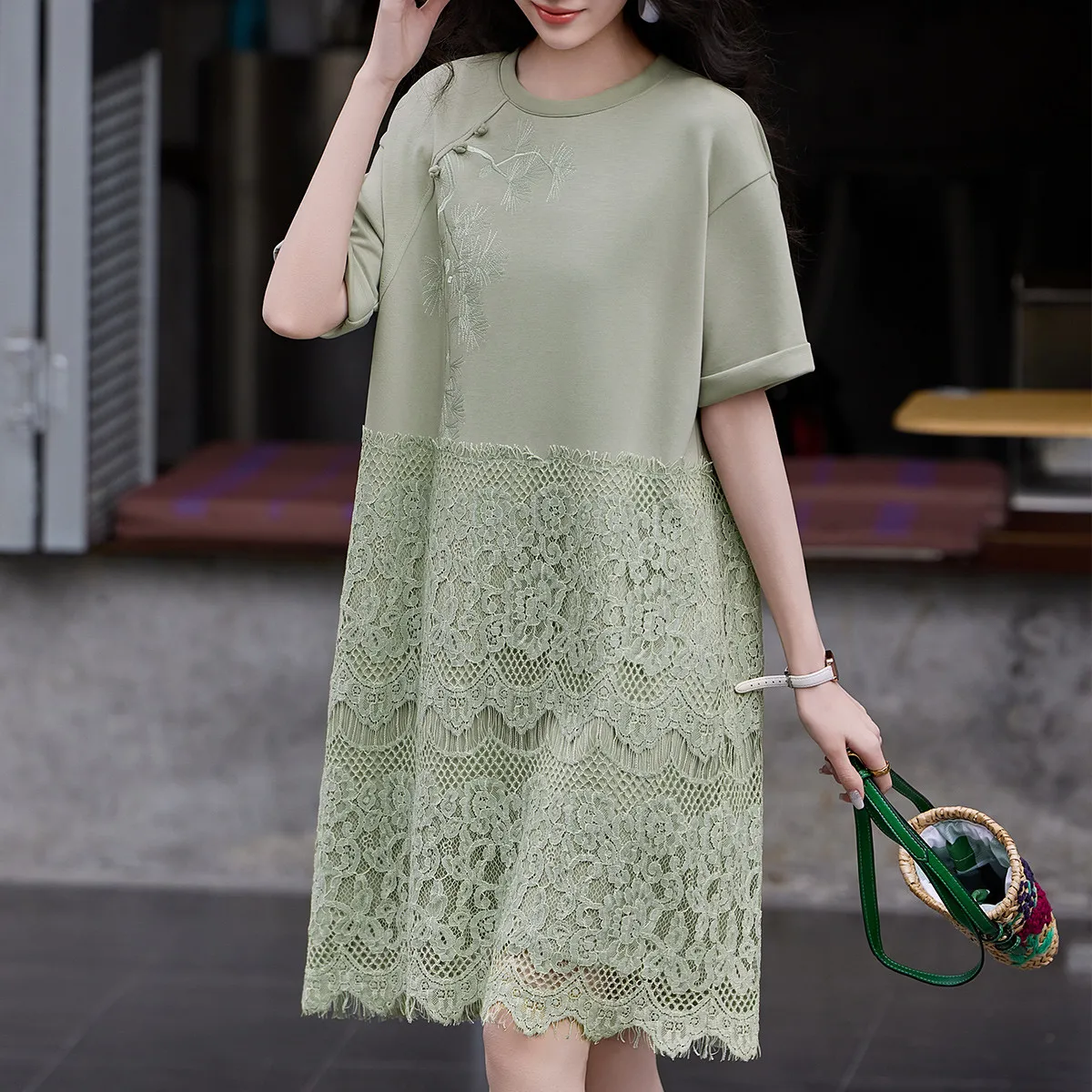 LOUIS YAO 2025 ฤดูร้อนกบปุ่มและรูปแบบซ่อนสไตล์จีนชุดSplicingลูกไม้ยาวแขนสั้นผู้หญิงชุด