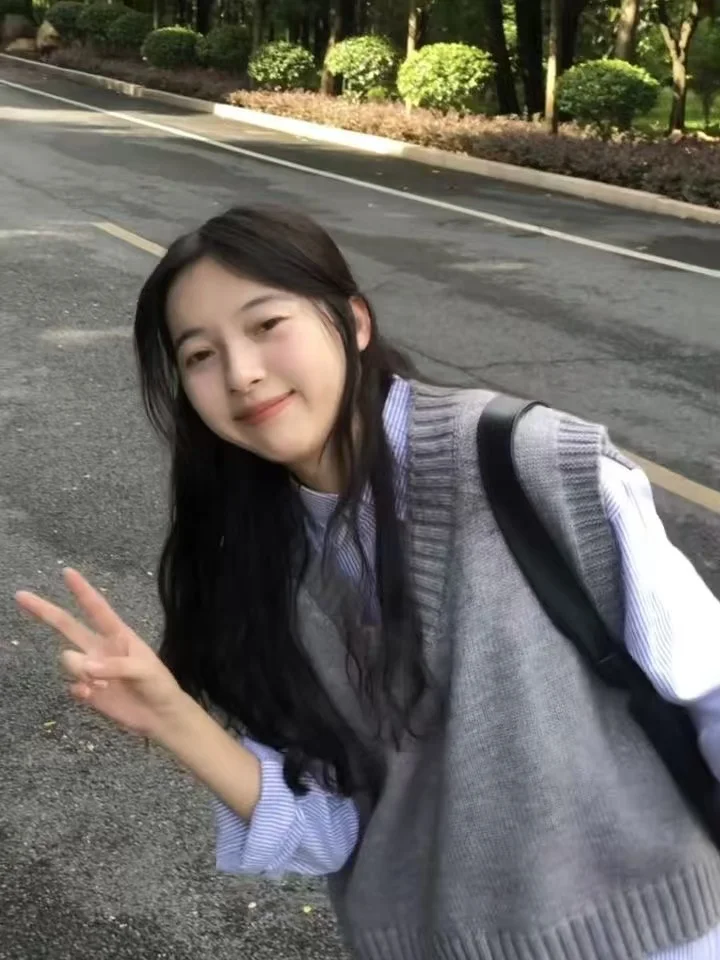 

Комплект из двух предметов: вязаный жилет и полосатая рубашка с длинным рукавом на пуговицах для женщин