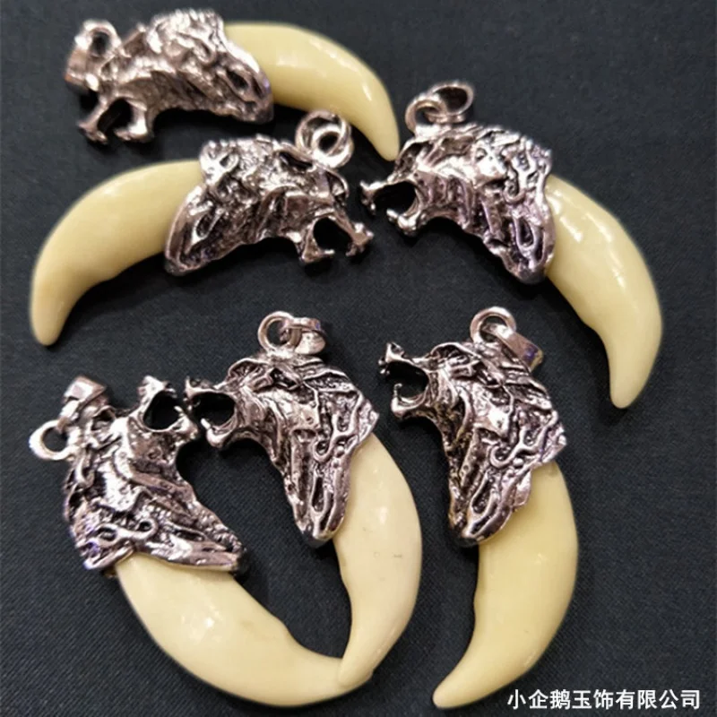 Imitation Dog Teeth Tibetan Silver Antique Silver Pendant Wholesale Men Wear German Shepherd Dog Teeth Necklace Simple Necklace