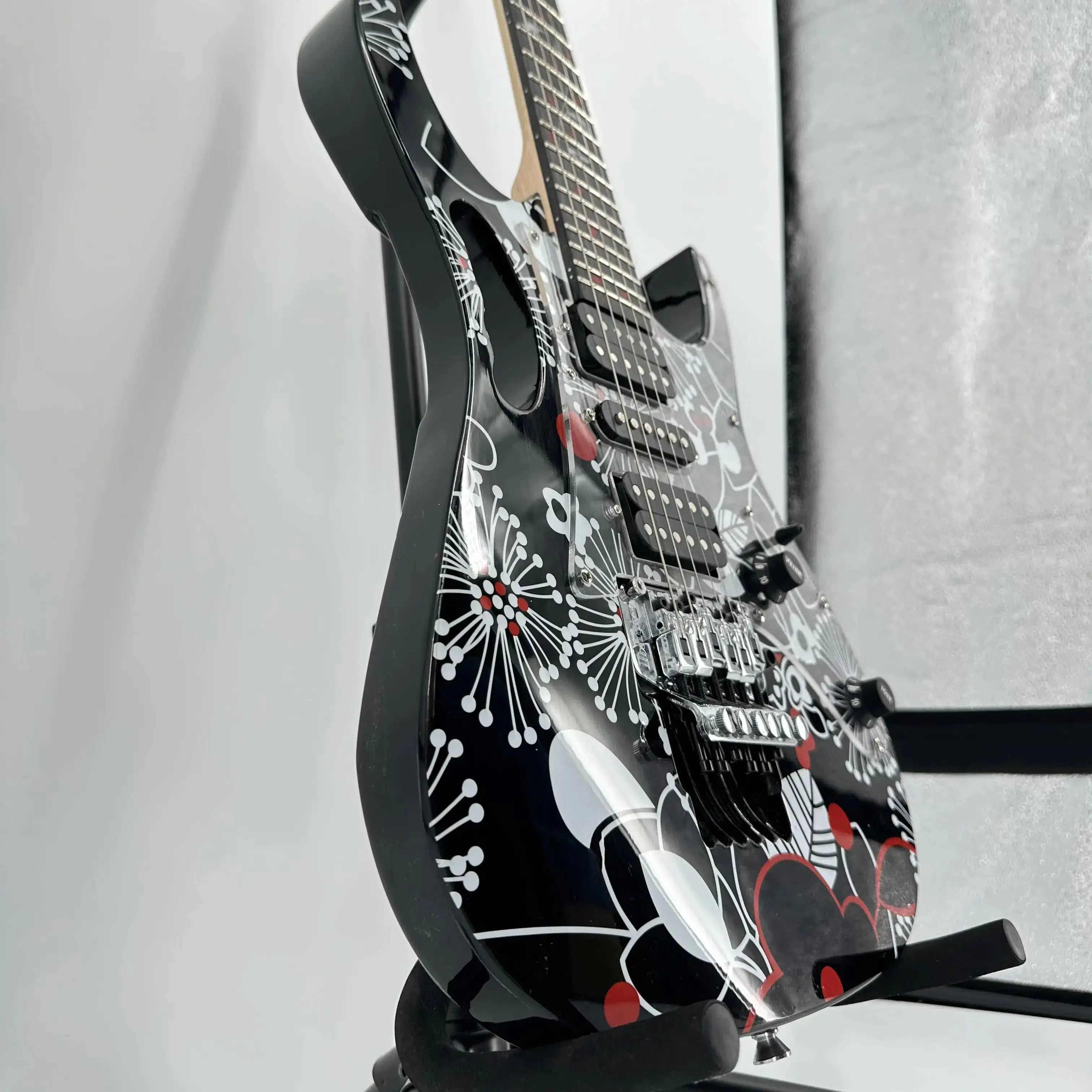 جيتار كهربائي أسود مع زهور بيضاء - عرض الصورة الجسدية - جسم خشبي - لوح فريتس من الخشب الأحمر - هدية تحت عنوان الجيتار - شحن مجاني #6