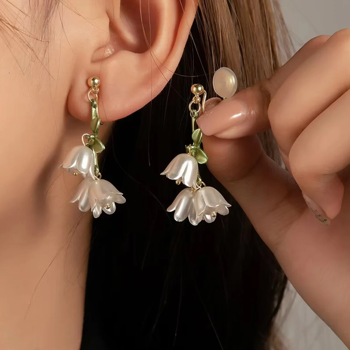 White Tulip Green Leaves Drop Earrings For Women Pearly Lustre Flower Shape Long Tassel Trendy Earrings Y2K French Romantic