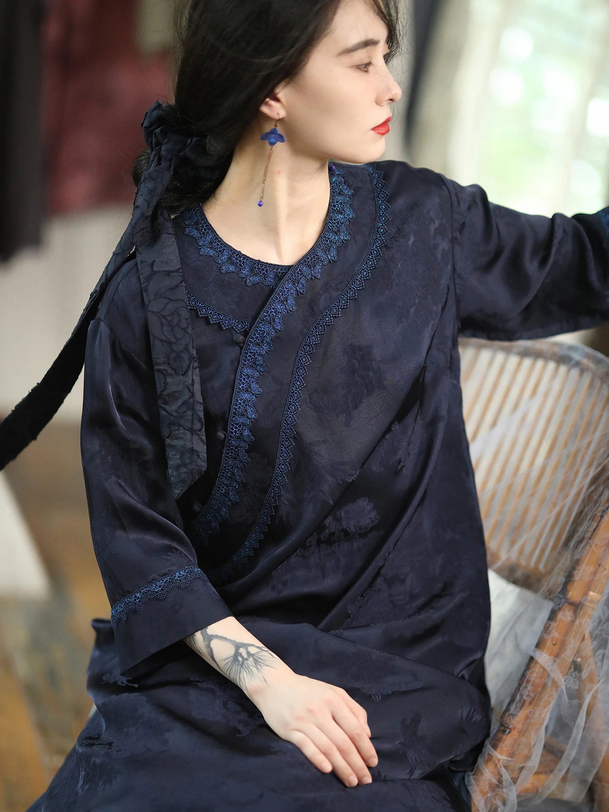 

Женское традиционное китайское платье средней длины с кружевным воротником и вышивкой