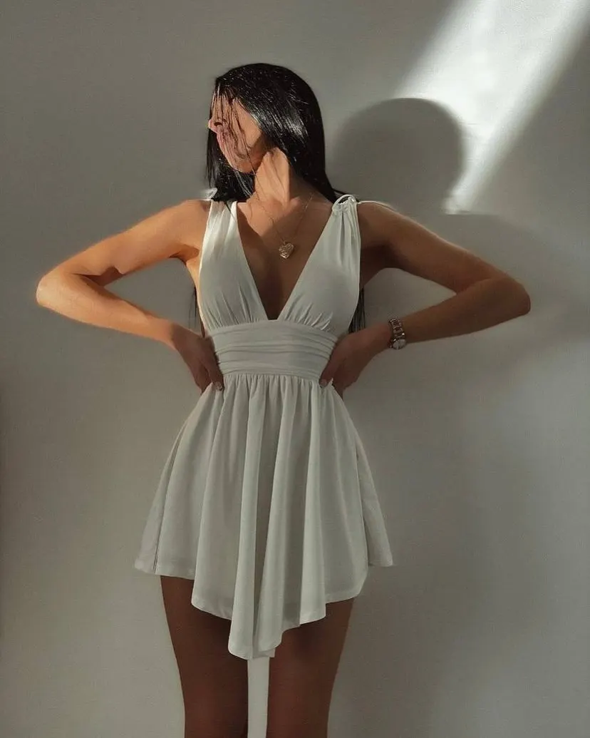 فستان صيف 2025 في أوروبا والجديد ذو الحزام العميق على شكل حرف V مثير بدون أكمام ورباط من الخلف لزراعة تنورة فستان الأخلاق