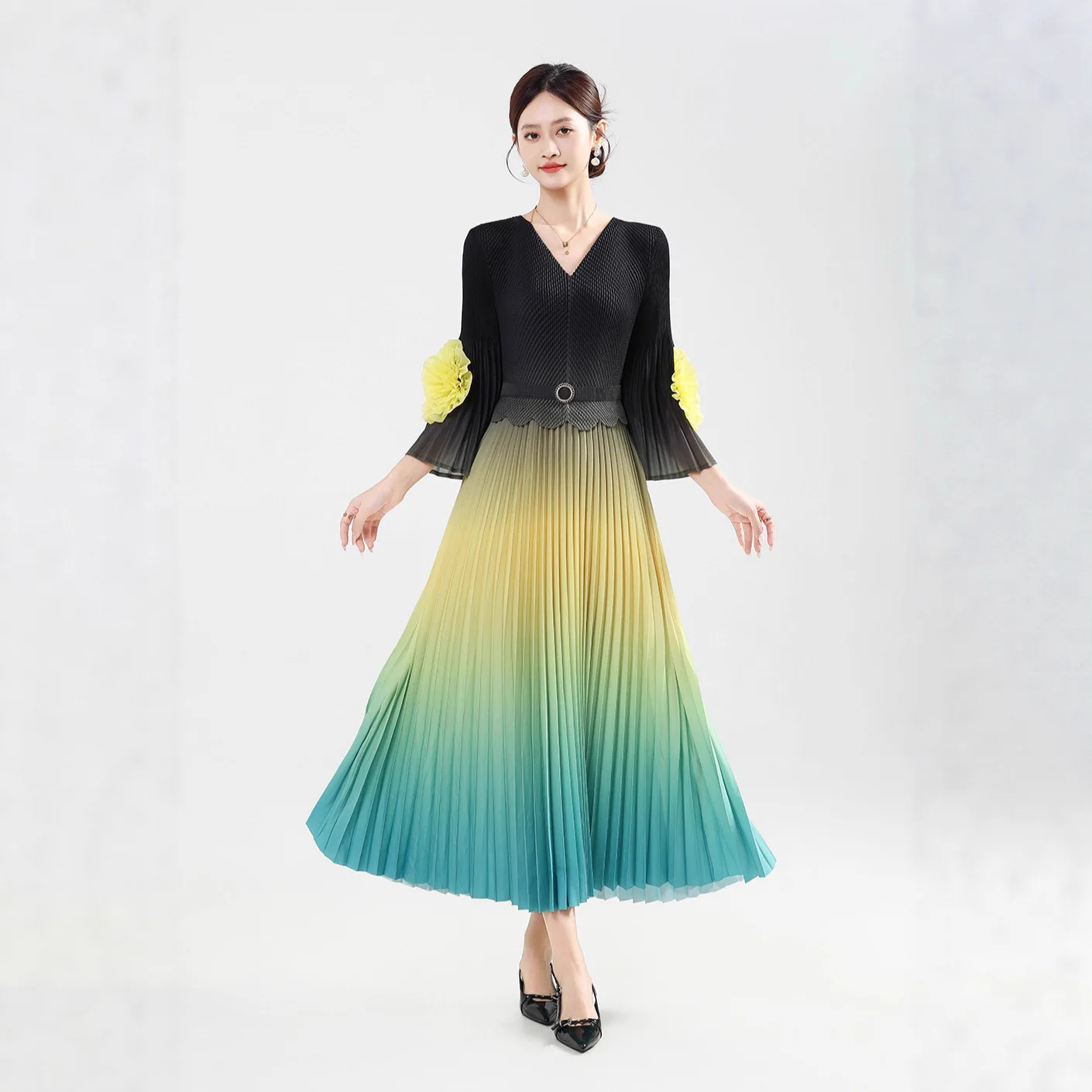 2025 Autumn and Winter Miyake Fold New Gradual Change Color Dress Temperament Dress Thin Commuter Loose Women's Clothing