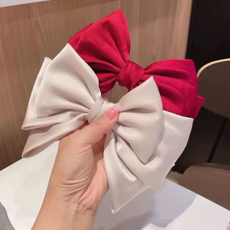 Band-Feder-Clip, Haarspange, großer Stoff, dreilagige Schleife, Haar-Accessoire für Frauen – Detail 7