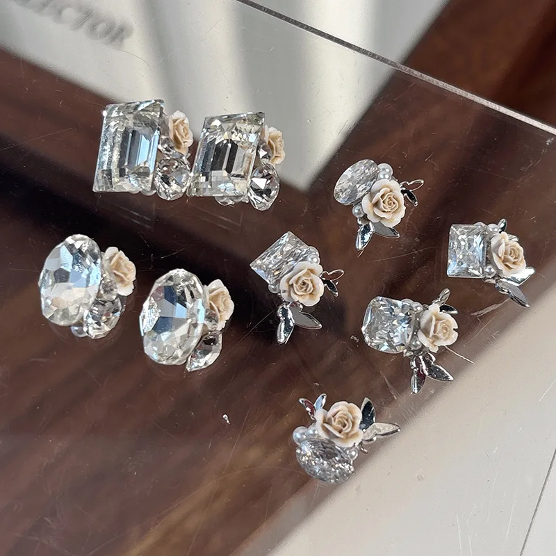 3D-Legierung unten glänzende Kombination Strass Nail Art Dekorationen super funkelnde krumme Herz Strass Nagel Charms
