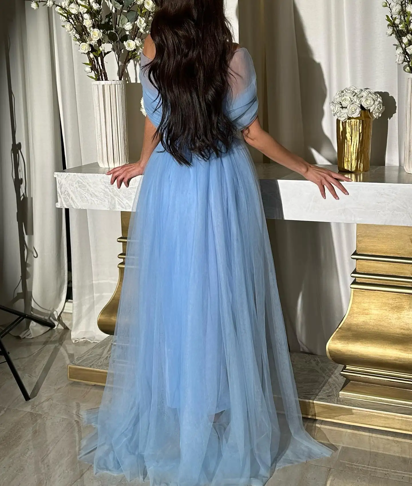 Abiti da sera personalizzati in jersey blu delicato Squisito abito da festa con scollo a barchetta in cristallo Temperamento con spalle scoperte P
