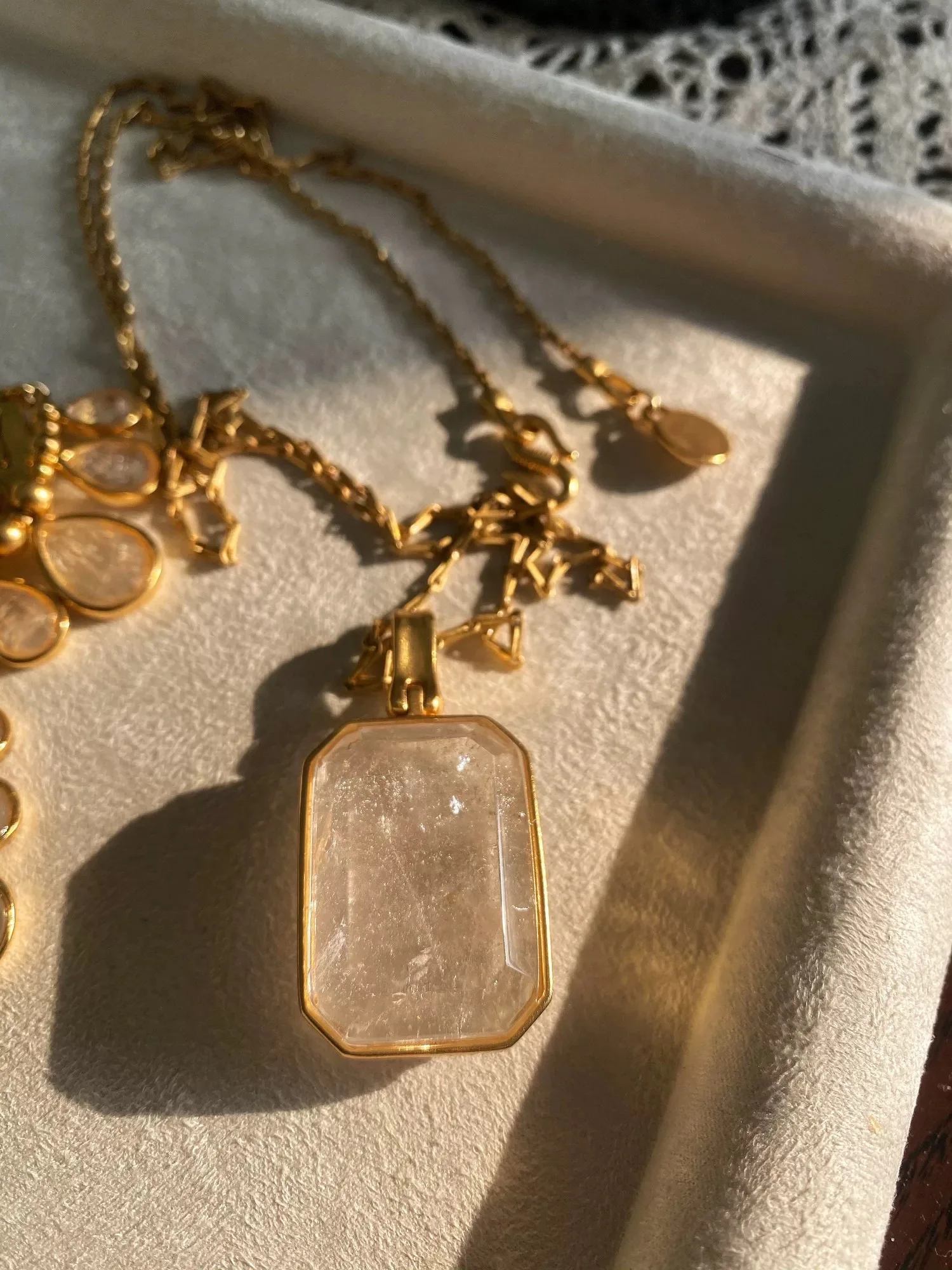 

European and American French style niche natural crystal texture square pendant necklace ins light luxury sweater chain