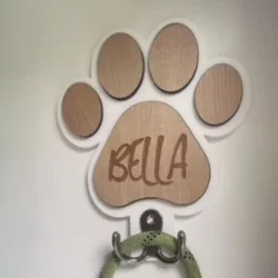 Colgador de pared de madera para correas de perro con huella de pata
