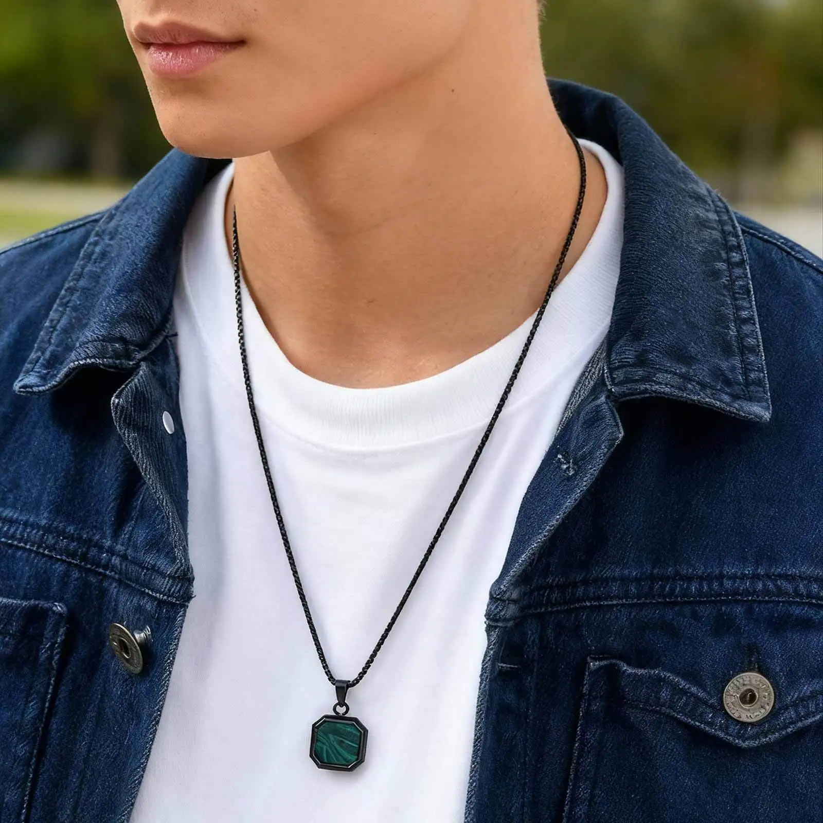 Trendige grüne quadratische Naturstein-Halskette für Männer, Edelstahl-Malachit-Anhänger-Halskette, minimalistische Geschenke für Ehemann und Papa – Detail 2
