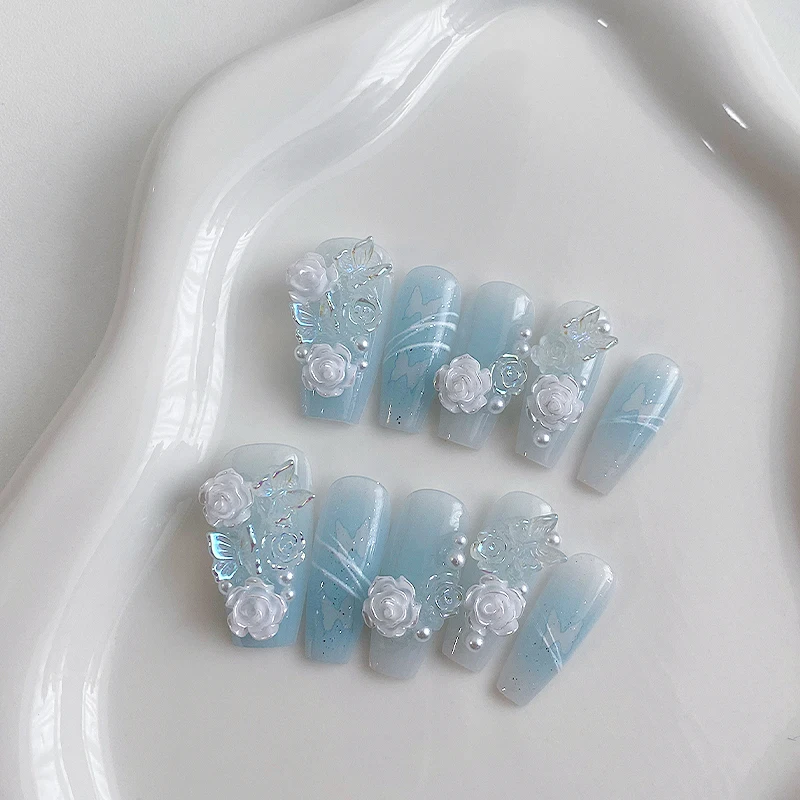 10 morceaux d'ongles en forme de cercueil faits à la main, beaux faux ongles, nail art dégradé bleu clair, fleurs blanches tridimensionnelles,