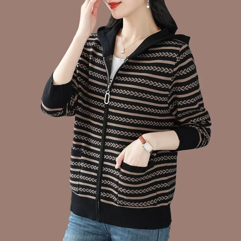Middle Aged Mother's Spring Autumn Sweater Coat Outerwear Women's Knitted Base Sweater 2027 New Hooded Striped Cardigan Jacket