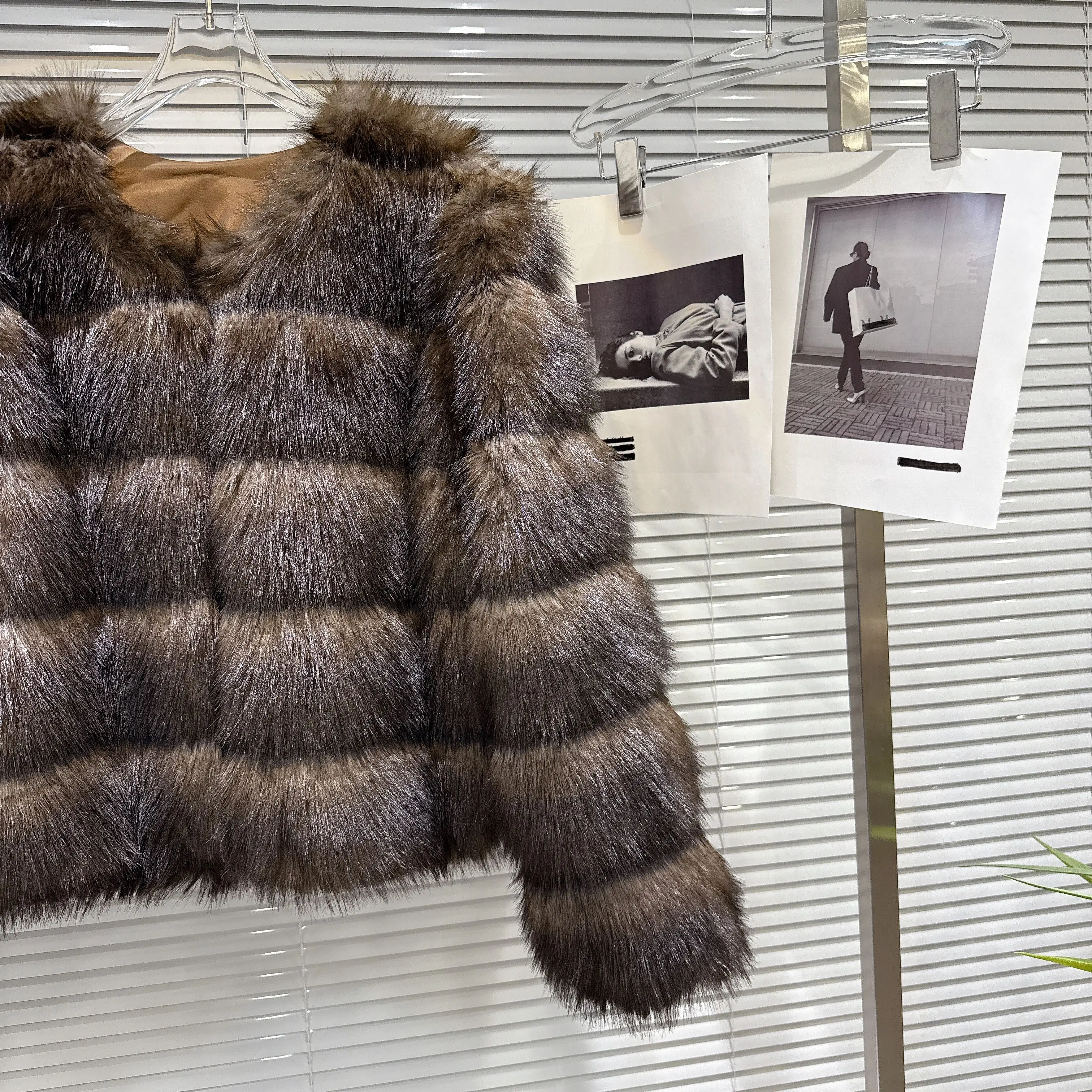 2023 Winter Neue Elegante Prominente Faux Pelz Mäntel Welle Muster Casual Lose Dicke Warme Umweltfreundliche Pelz Kurze Jacken für Frauen