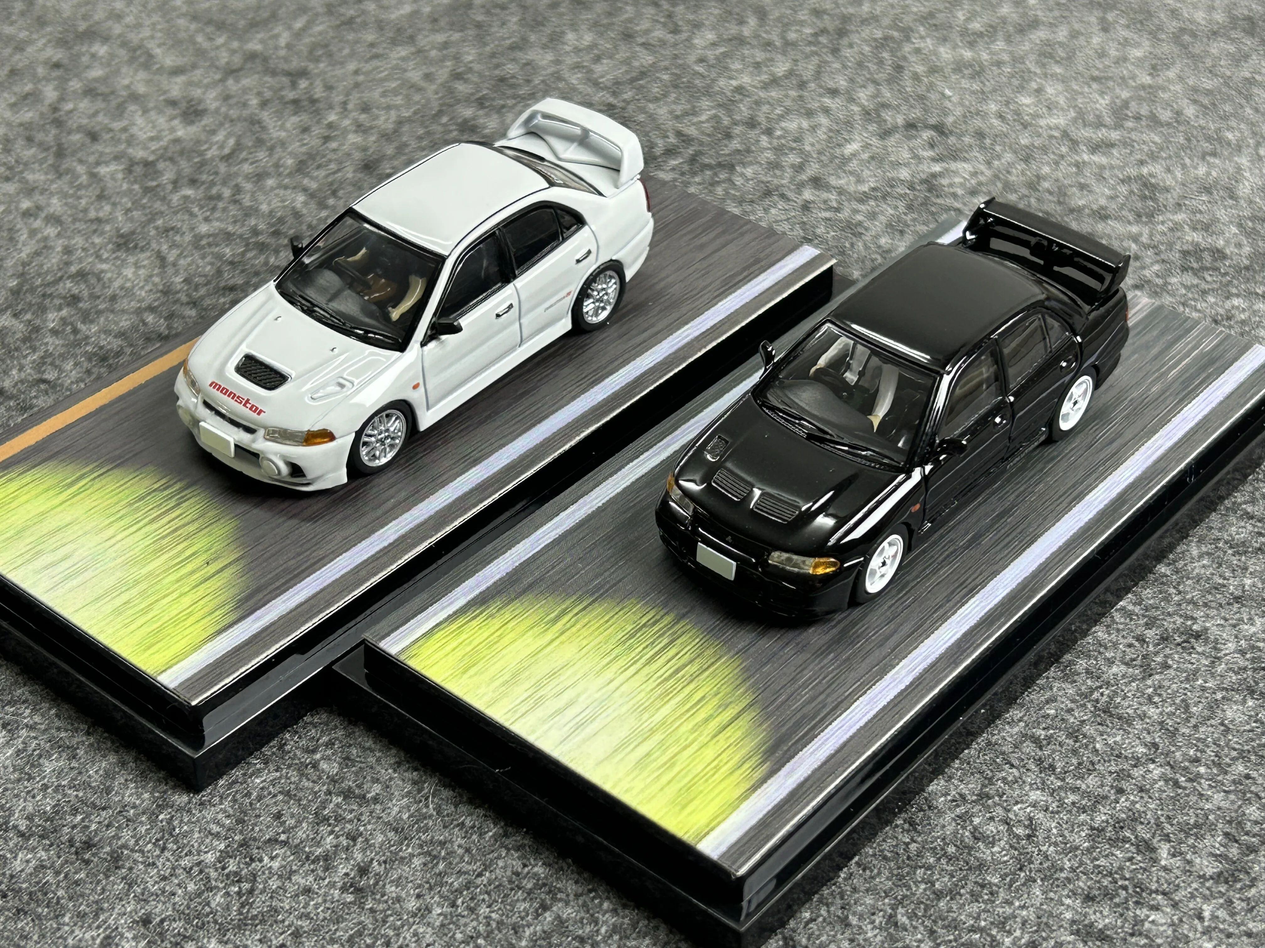 

Хобби Япония 1:64 Головной текст D Mitsubishi EVO 3 EVO 4 с куклой, модель автомобиля из сплава