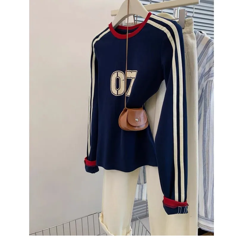 

Американская ретро-футболка с длинным рукавом для женщин, весенне-осенний дизайн, базовый слой, маленький размер, новинка 2024 года, топ из хлопка и полиэстера, эластика...