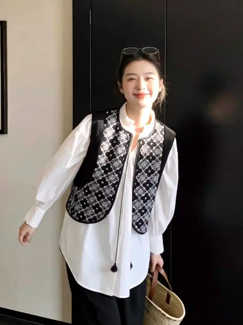 

Корейский дизайнерский многослойный жилет с круглым вырезом для женщин, осенне-зимний, уникальный, изысканный, с вышивкой, маленький жилет с круглым вырезом.