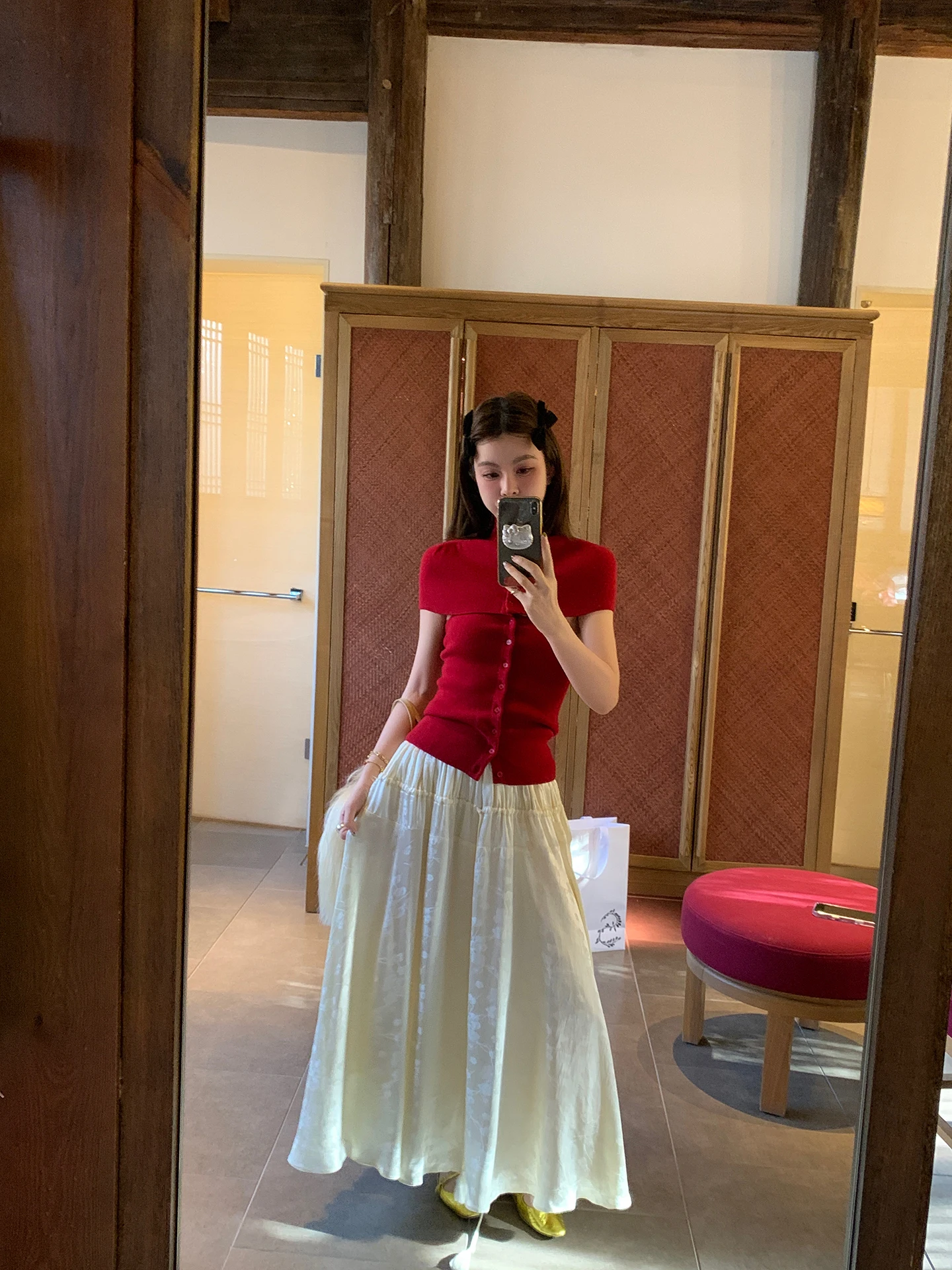 

Комплект из двух предметов Le Rouge: красный топ-бандо с мягким воротником-хомутом и вязаные брюки прямого кроя из смесового полиэстера для женщин