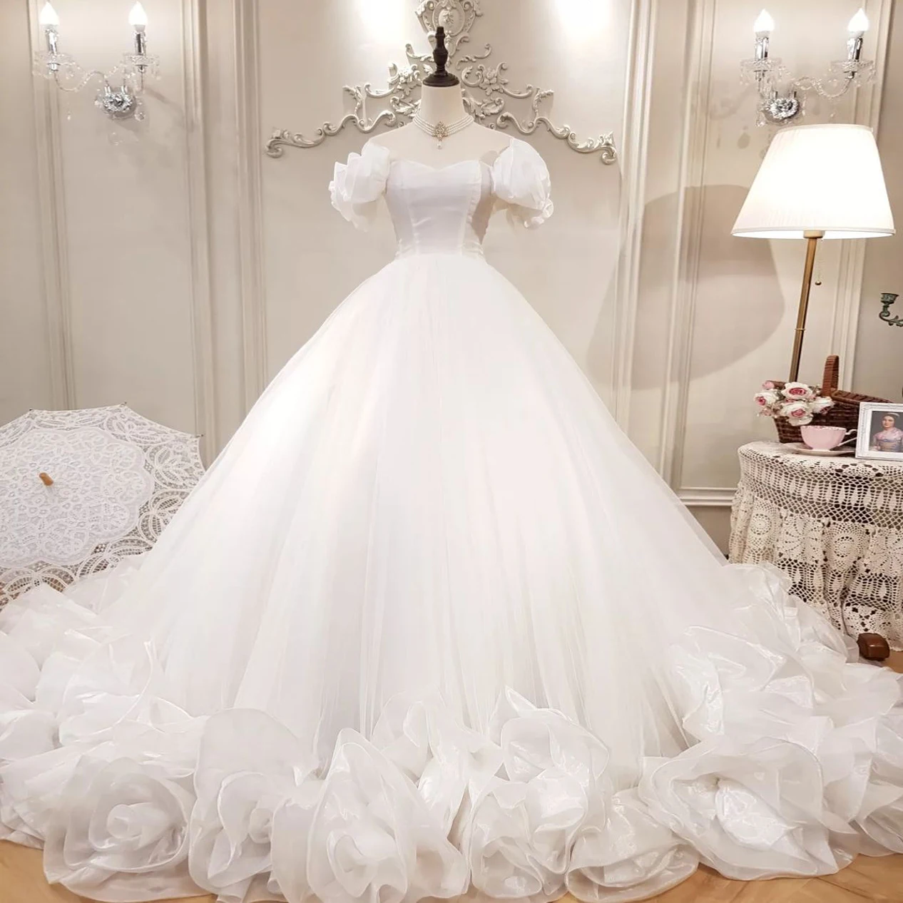 Maßgeschneidertes elegantes weißes Tüll-Prinzessin-Hochzeitskleid mit 3D-Rosenrock am Saum für die Braut, formelle Ballkleider, Quinceanera-Kleider