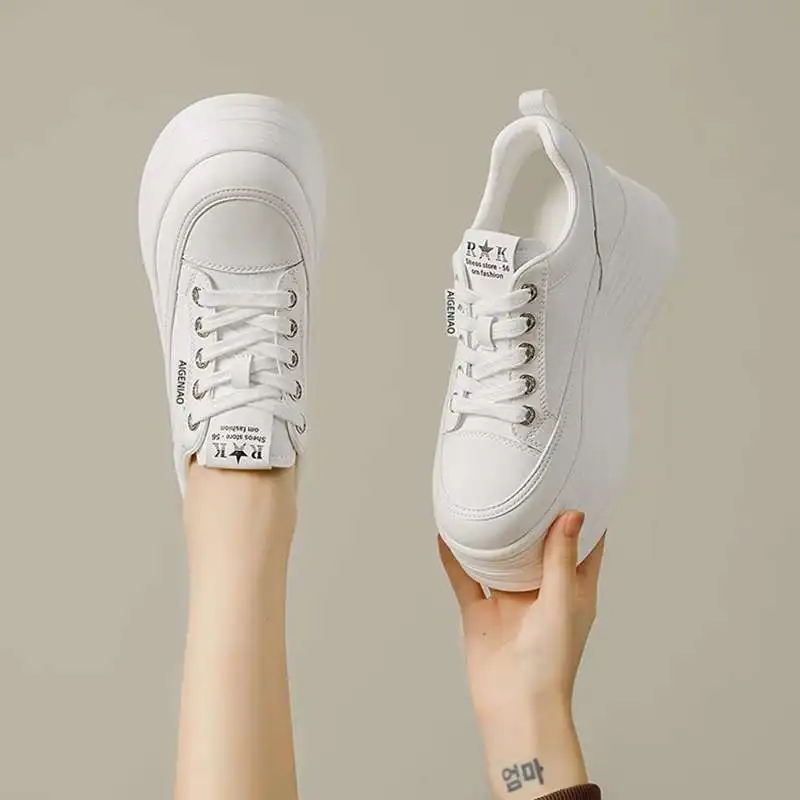 أحذية رياضية بيضاء لزيادة الارتفاع للنساء 2025 ربيعية بنعل سميك وتصميم مكتنز أحذية رياضية كاجوال مريحة ​