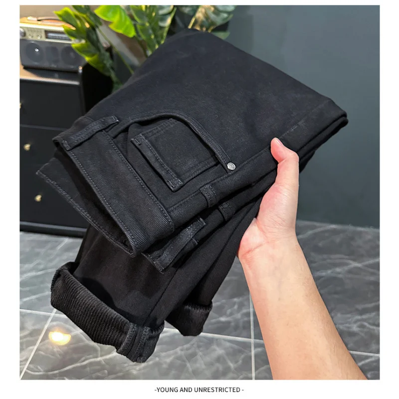 Jeans da uomo ispessiti in velluto nell'inverno 2025, nuovi vestiti da uomo caldi e spessi con piedi piccoli, pantaloni lunghi neri slim fit