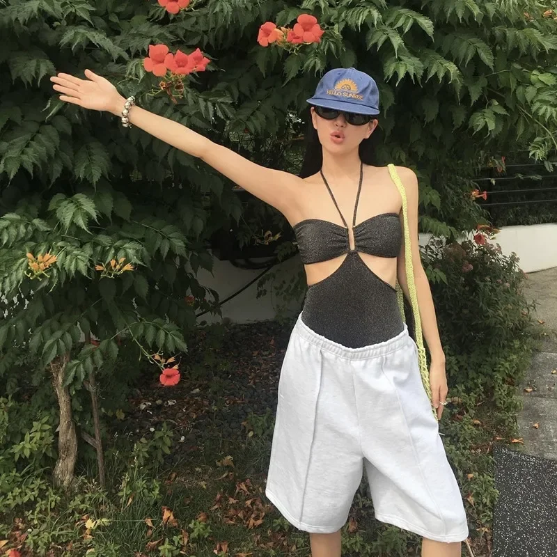 Traje de baño de seda brillante negro para mujer, traje de baño Sexy de gama alta con cuello colgante, pecho pequeño, triángulo de una pieza, para vacaciones, se puede usar en el exterior