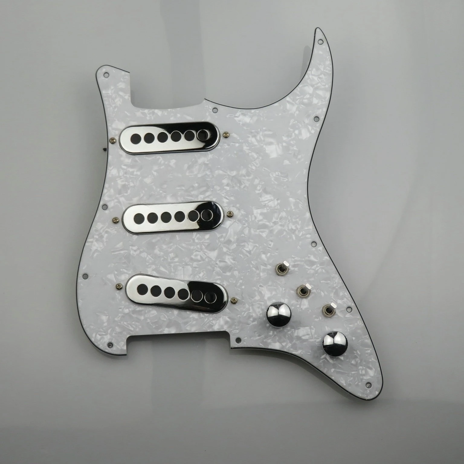 Prewired SSS Chrome Single Coil Loaded Pickguard White Pearl 3-Ply Assembly for ST Strat Guitar