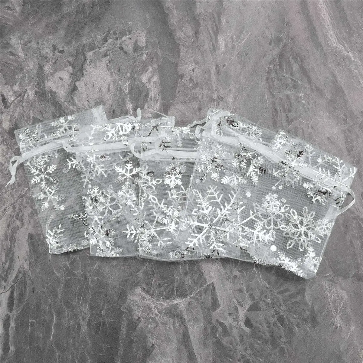 super-pacote-com-100-sacos-de-organza-para-presentes-de-casamento-sacos-de-joias-com-cordao-sacos-transparentes-com-estampa-de-flocos-de-neve-prata-e-branco-para-lembrancinhas-de-festa