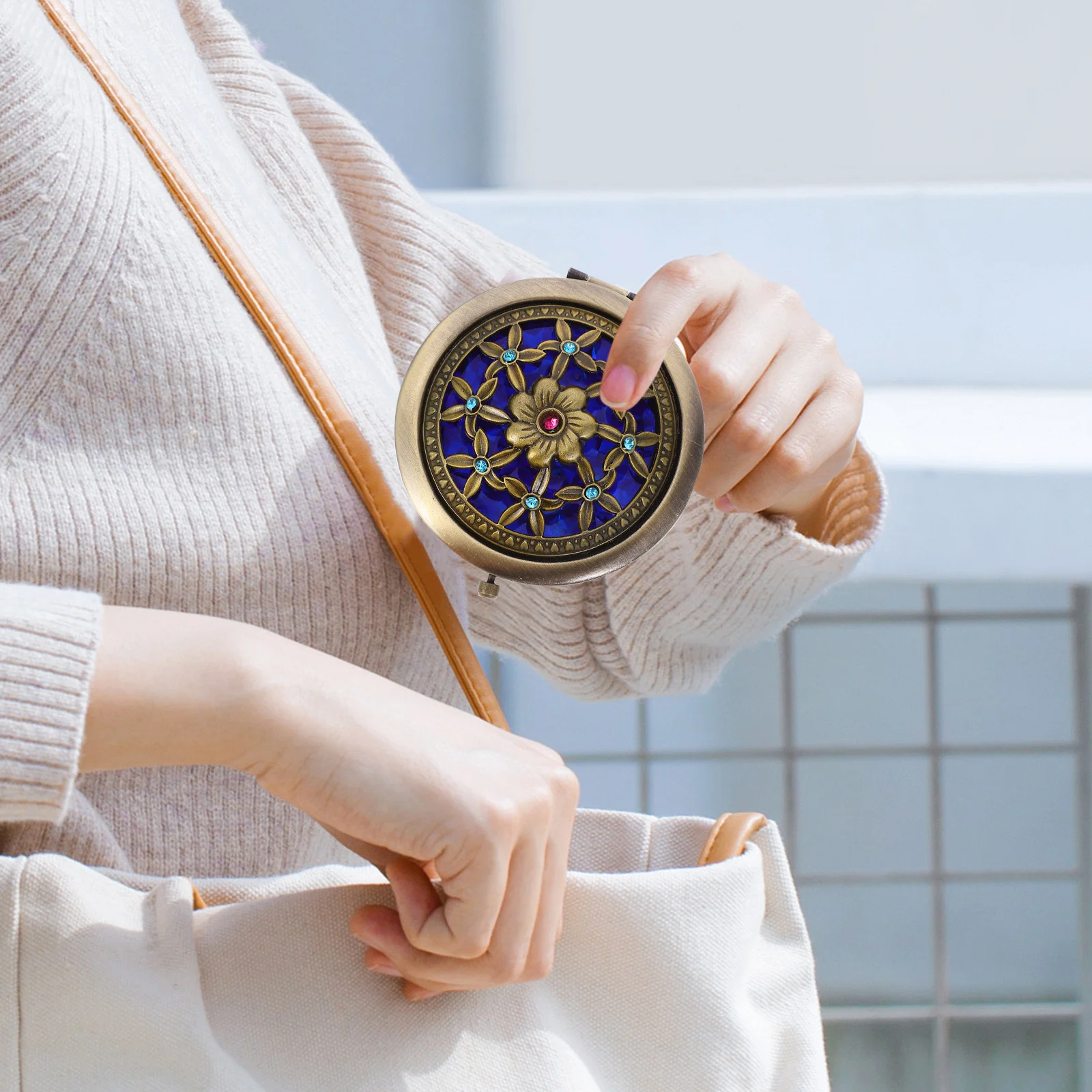 

Compact 7Cm Foldable Makeup Mirror in Random Color Elegant Flower Design Strong Zinc Alloy Construction Small Pocket