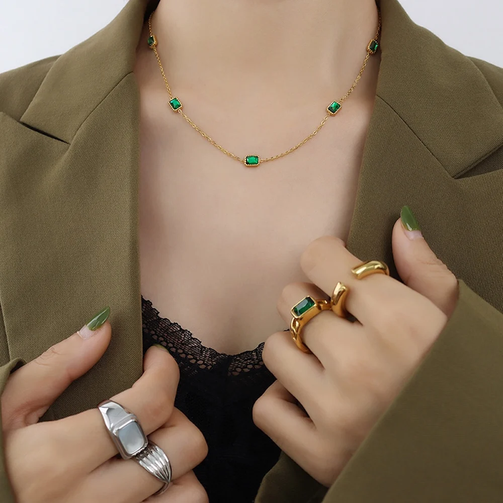 Retro 18k vergoldete Edelstahlkette mit einfachem grünem Kristall-Zirkon-Edelstein für Damen, Modeschmuck – Detail 2