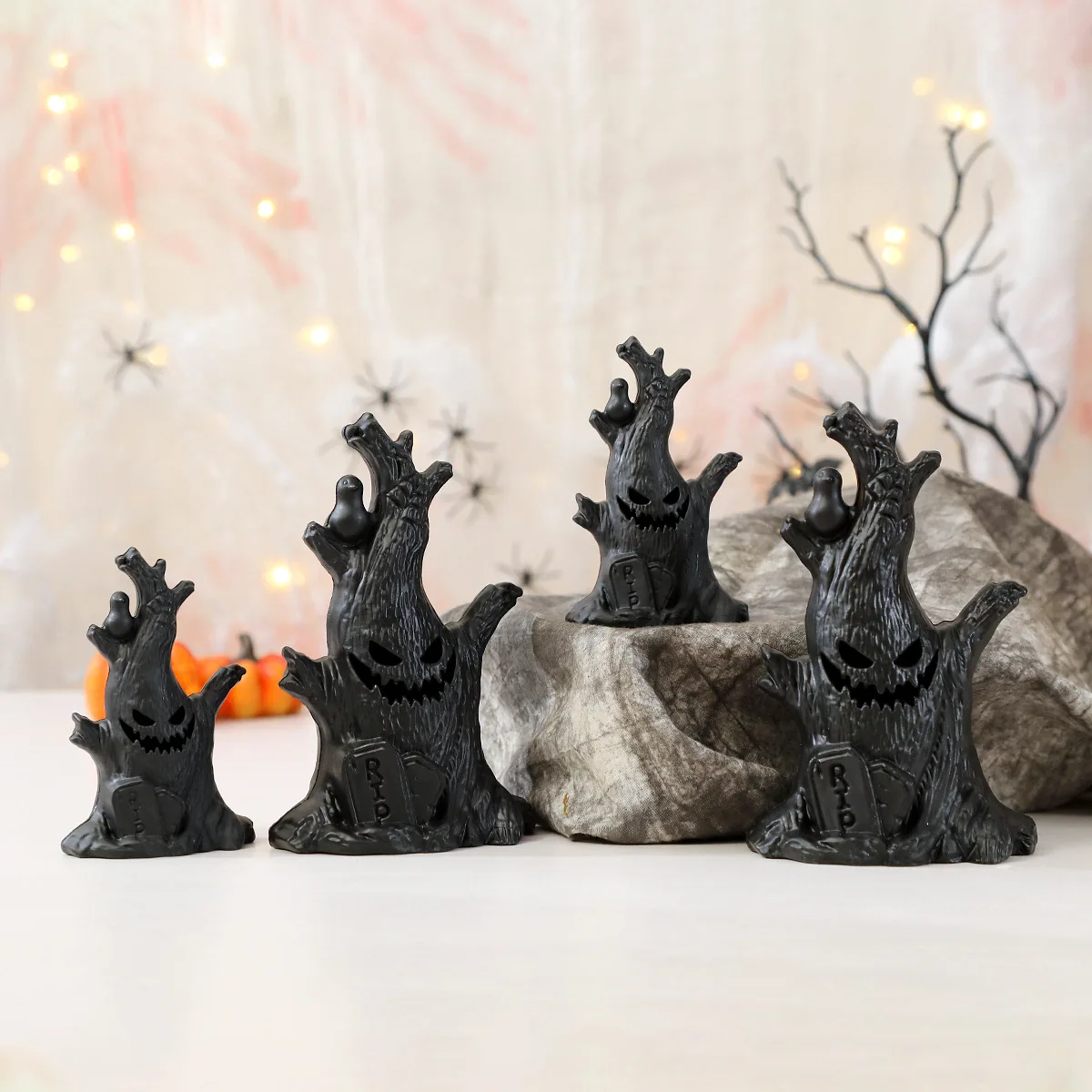 Gruselige beleuchtete Halloween-Ornamente – LED-Kürbislampe, Geisterbaumstumpf, flackernde Kerzen für die Dekoration im Innen- und Außenbereich – Detail 17