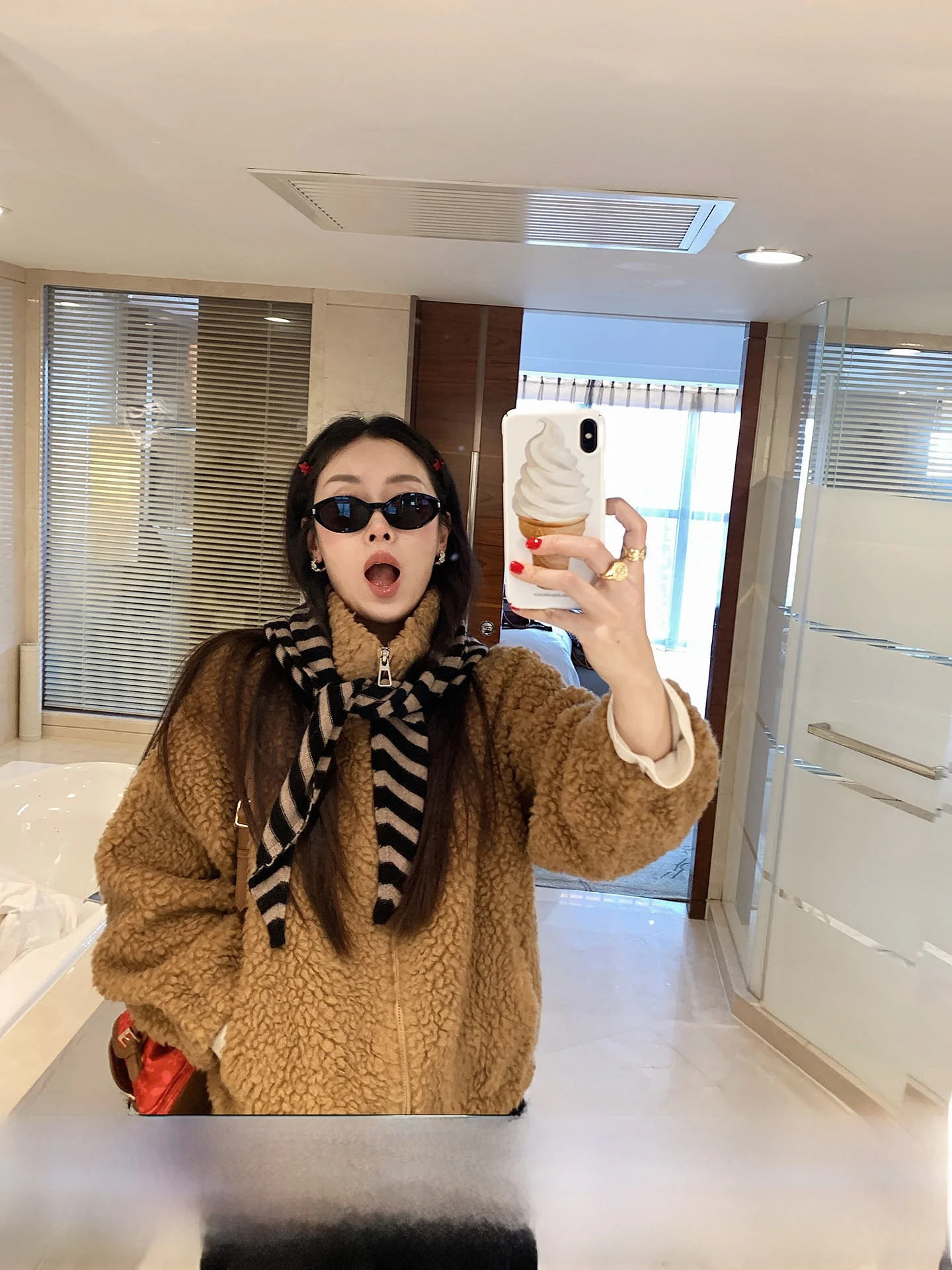 

Ladies Thiened Lamb Fur Collar Woolen Jaet Winter High-End Inteated Leather And Fur Zipper Casual Sle Long Sve Coat