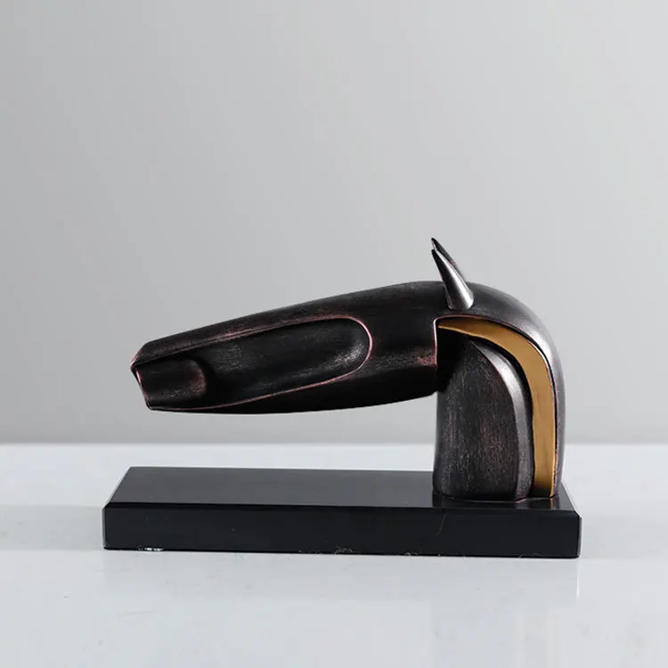 Modern creative abstract horse head ornament, model room office exhibition hall display wine cabinet