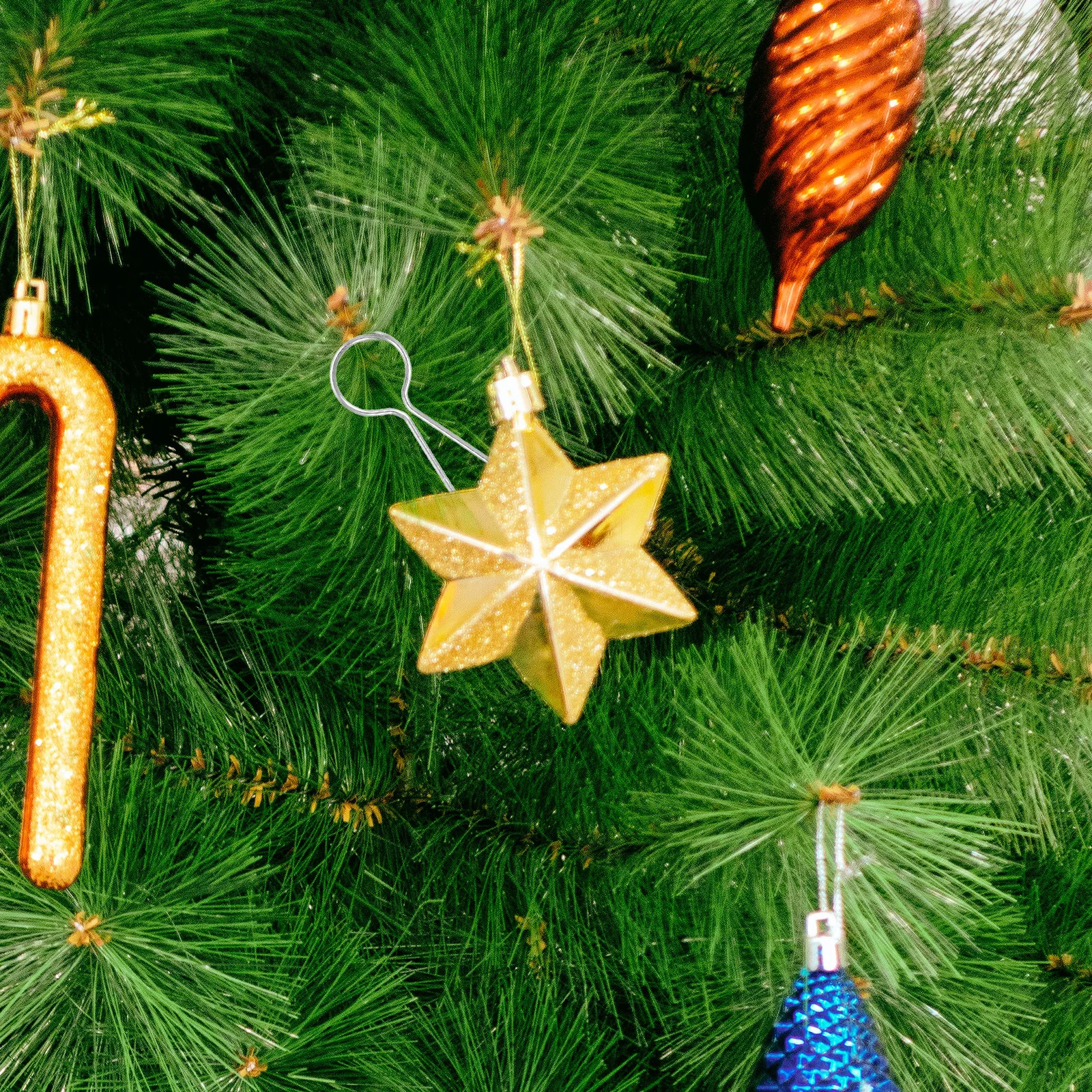 

100Pcs V-Shaped Metal Christmas Ornament Hooks Sturdy Iron Hangers for Tree Balls Ornaments Holiday Decoration