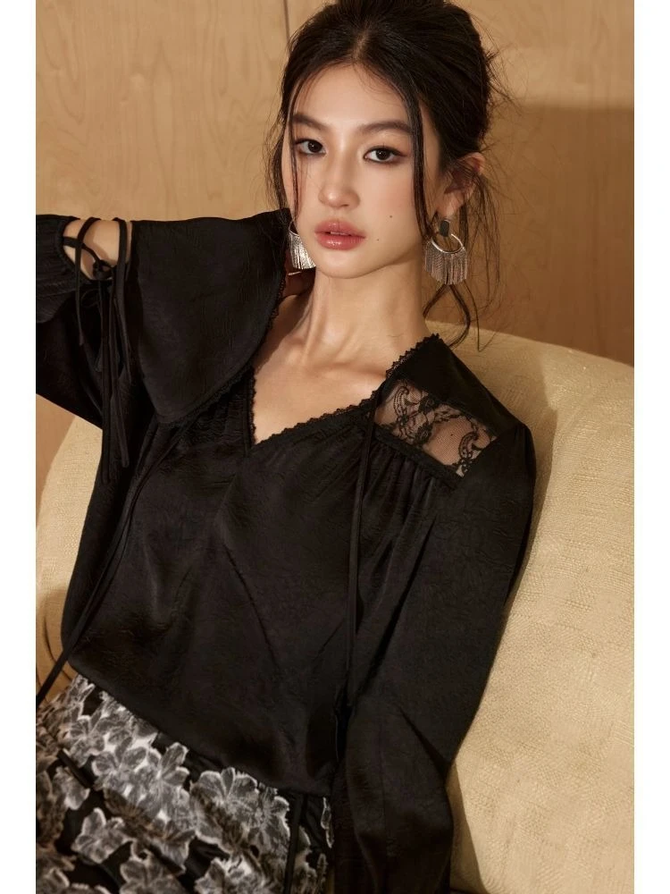 قميص نسائي صيفي جديد بنمط مزدوج من الساتان مع دانتيل فرنسي مرقع وأصفاد وربطات عنق مكشكشة