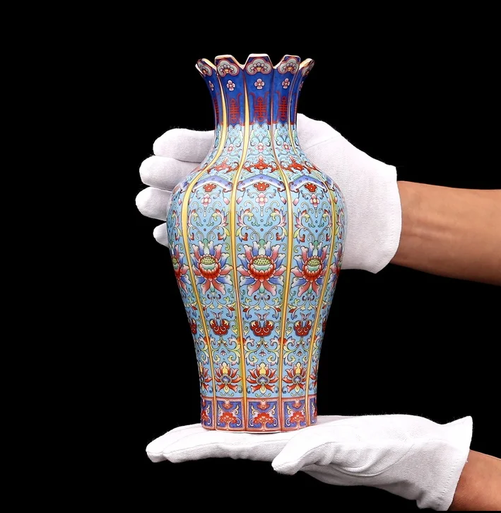 

Exquisite Qing Dynasty Yongzheng colour enamels Lotus flower pattern vase