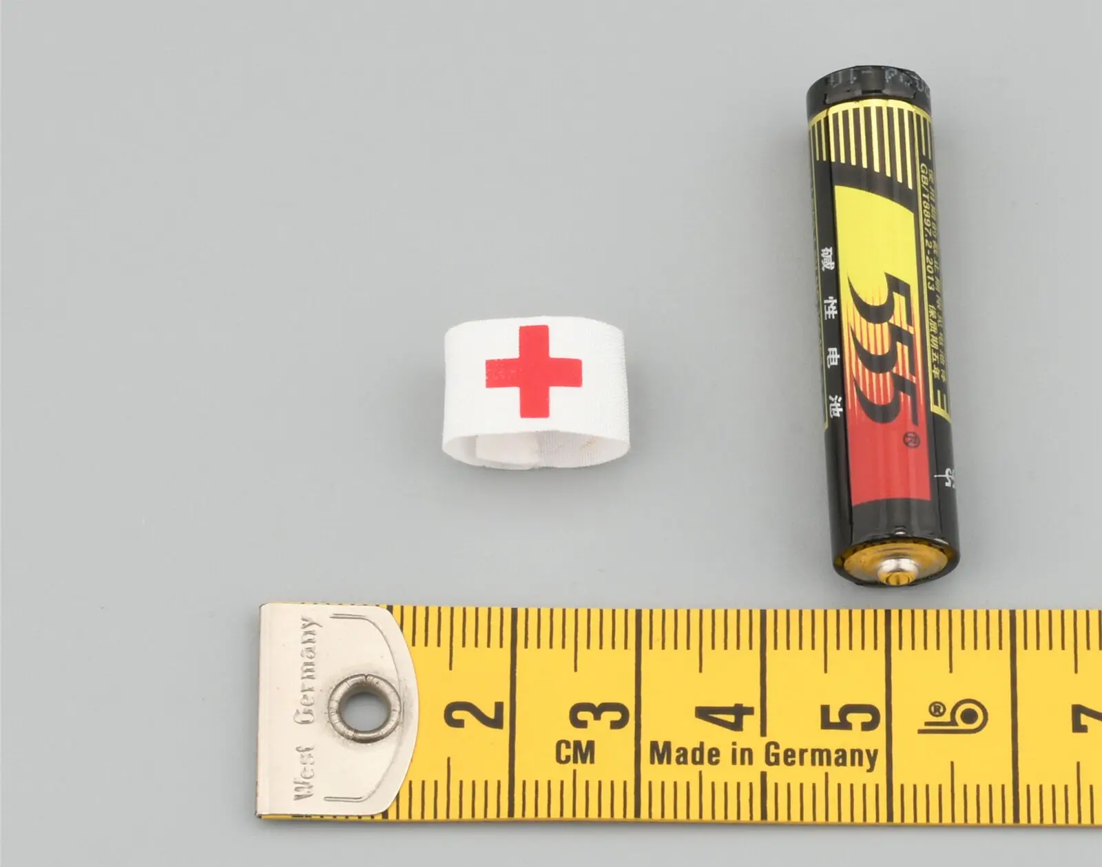 

1/12 Scale Soldier Red Cross Sleeve Model for 6'' Figure LW015