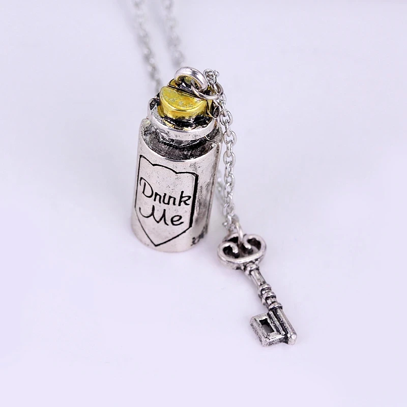 Vintage Alice in Wonderland Torque Necklaces The Album\'s Title Eat Me Drink Me Charm Bottle Pendants Necklace for Lovers Jewelry