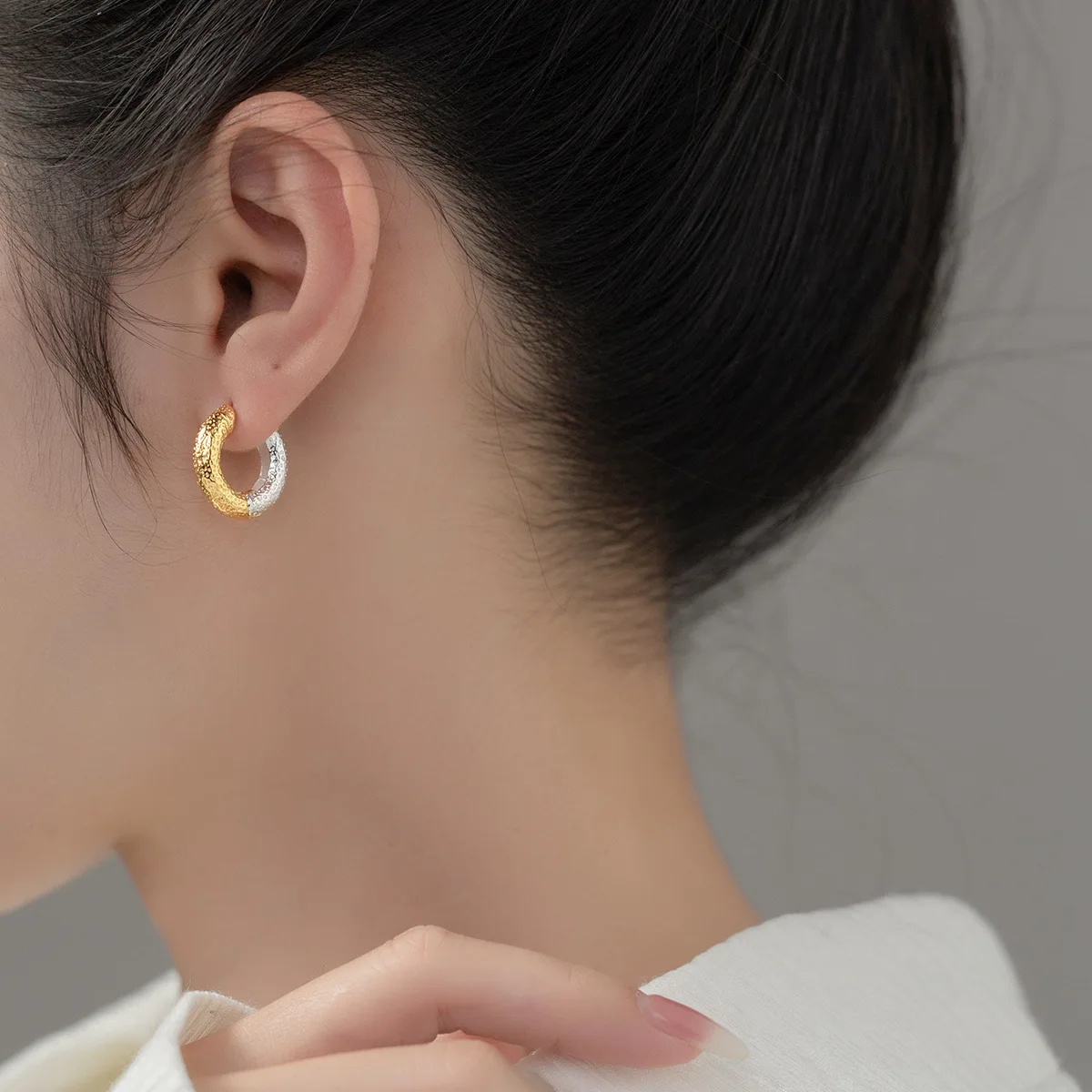 New Popular Two-color Concave-convex Texture Ear Buckle Gold And Silver Contrast Temperament Earrings 3709