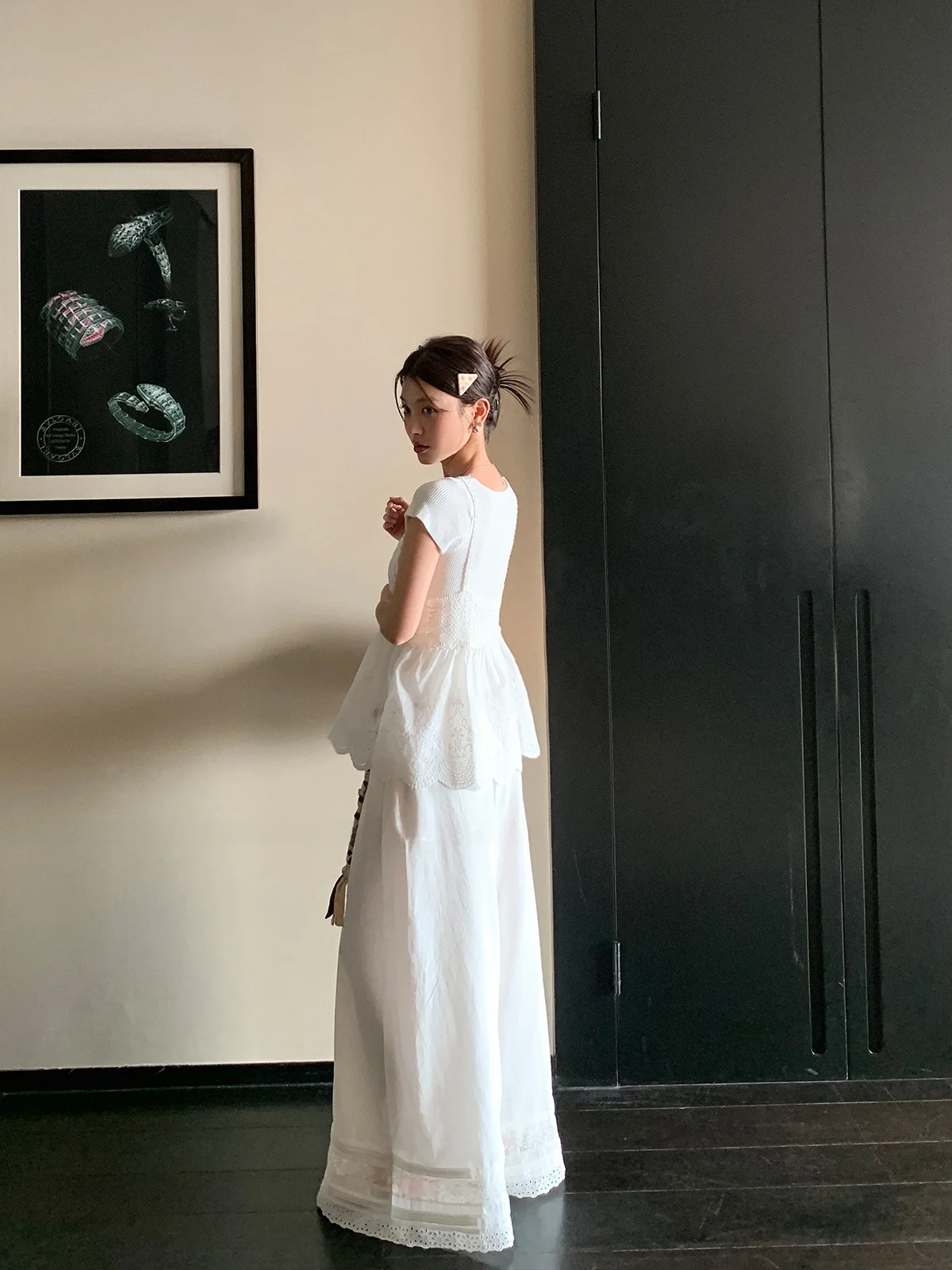 

Комплект LIONE: белая вязаная футболка с коротким рукавом и брюки – удобный женский ансамбль для отдыха на острове, модный образ